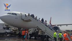 وصول الرحلة التجارية المدنية الثانية إلى مطار صنعاء - قناة اليمن الفضائية